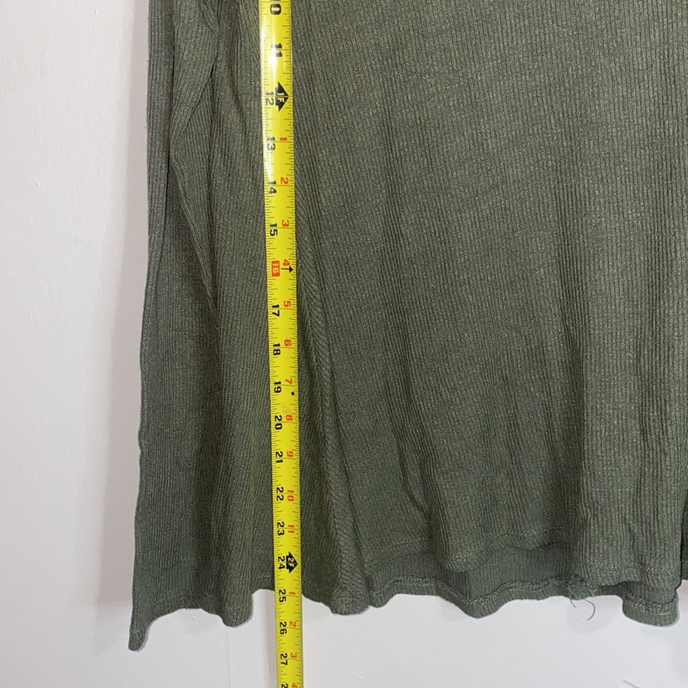 🎱Olive green ribbed flowy long sleeved top! - Picture 7 of 7
